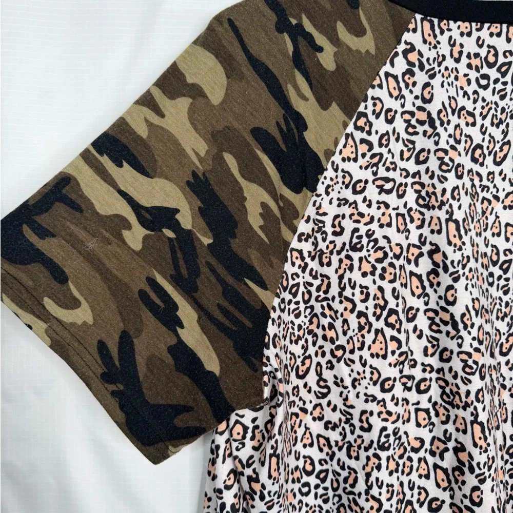 SHEIN Plus 1X Leopard Camo Raglan Top Short Sleeve Casual Tee - Picture 6 of 8